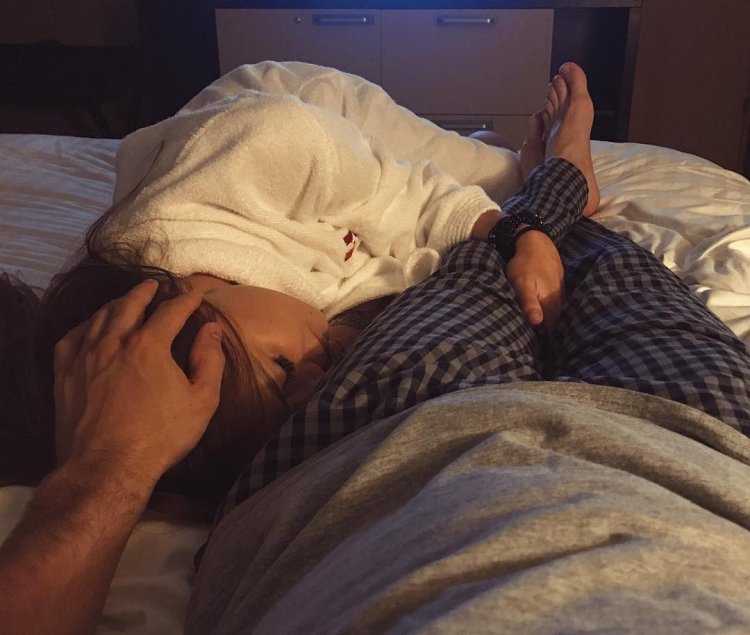 Парень и девушка под одеялом