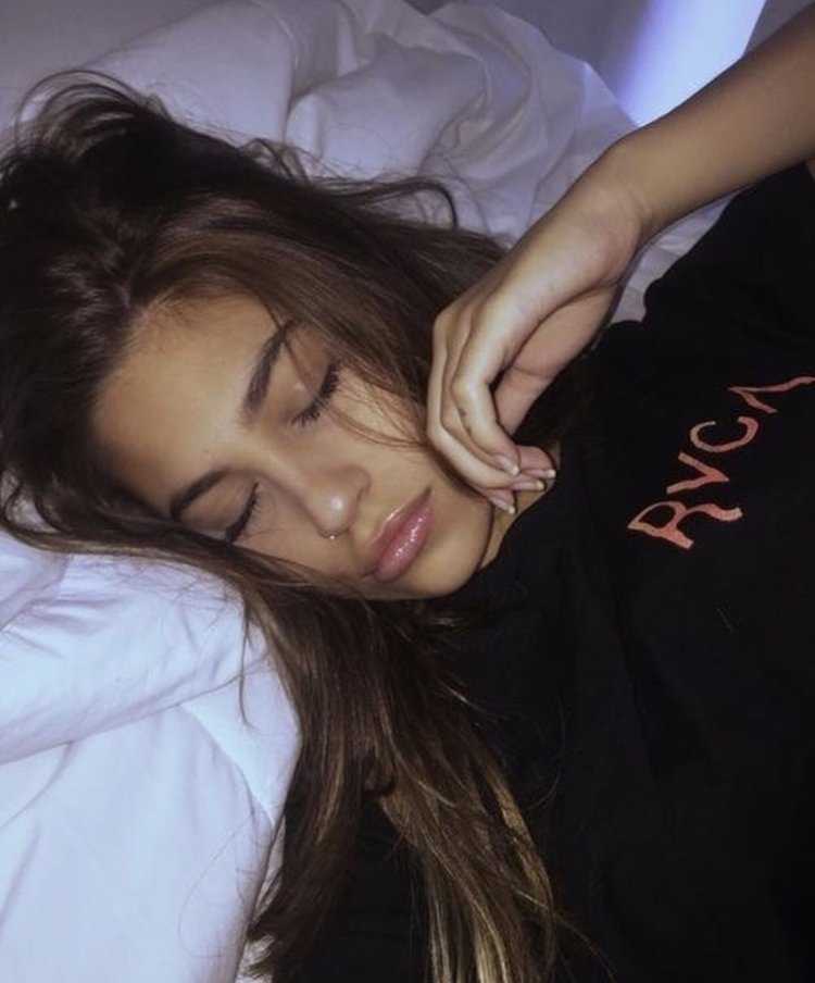 Сонная девушка селфи