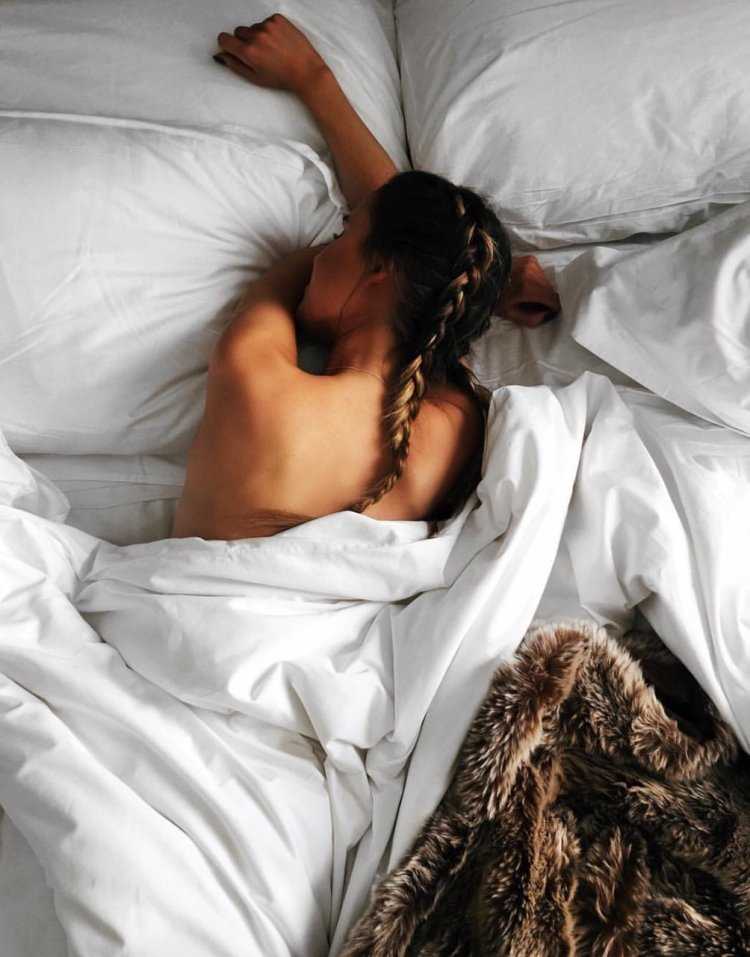 Девушка спит