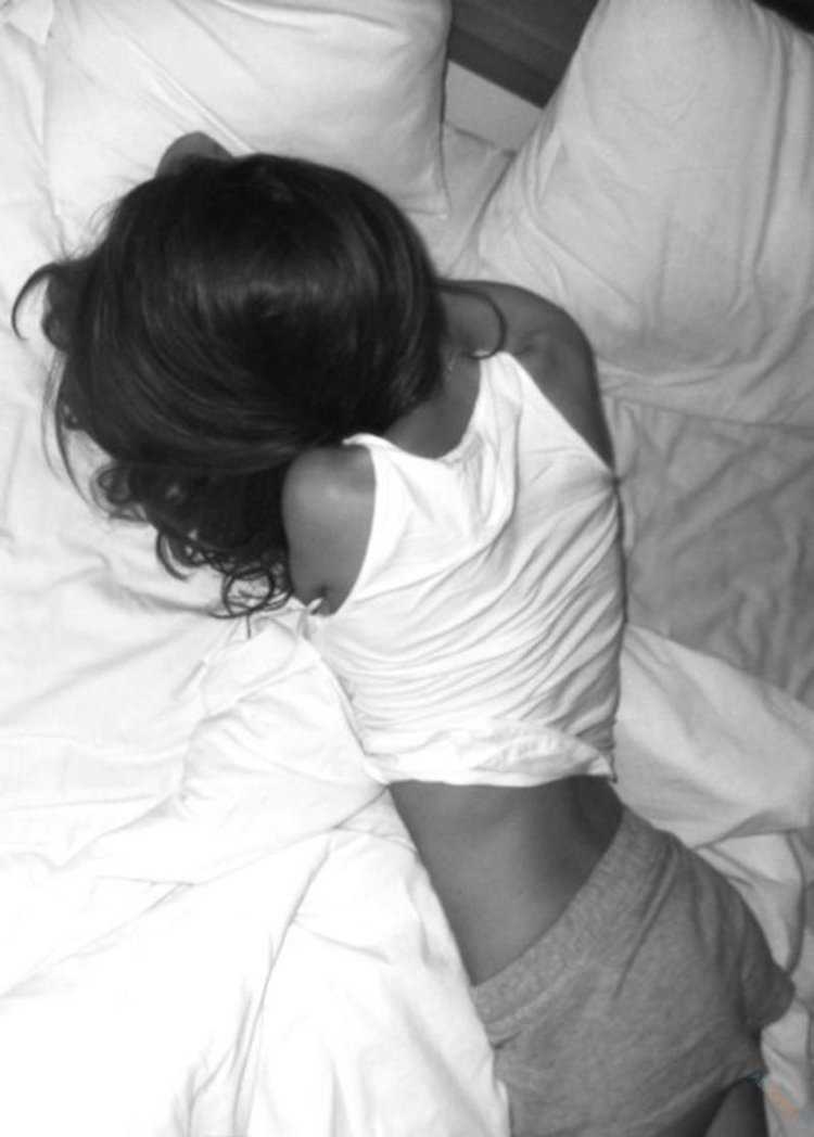 Брюнетка со спины на кровати