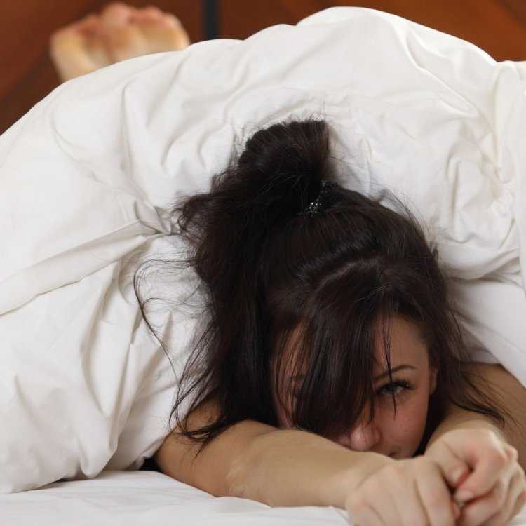 Девушка брюнетка спит