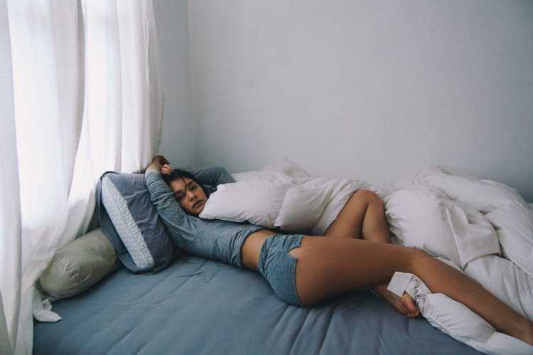 Девушка спит в кровати