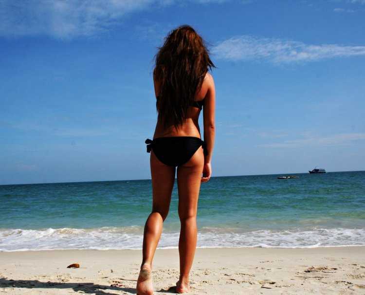 Шатенки в купальниках со спины