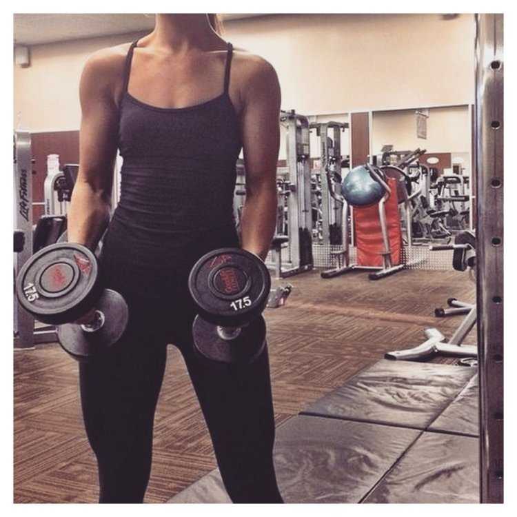 Девушка в зале со спины