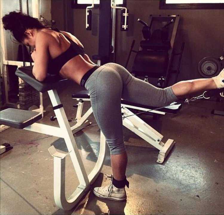 Девушка в спортзале со спины