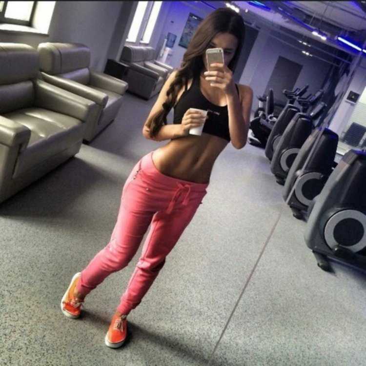 Спортивная девушка с длинными волосами