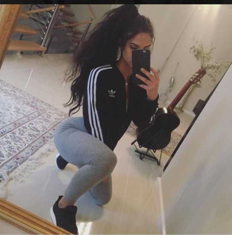 Девушка с черными волосами в зеркале