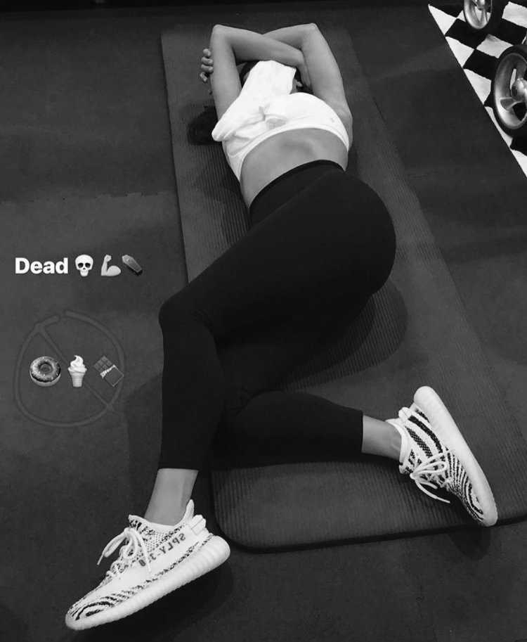 Девушка в спортзале без лица