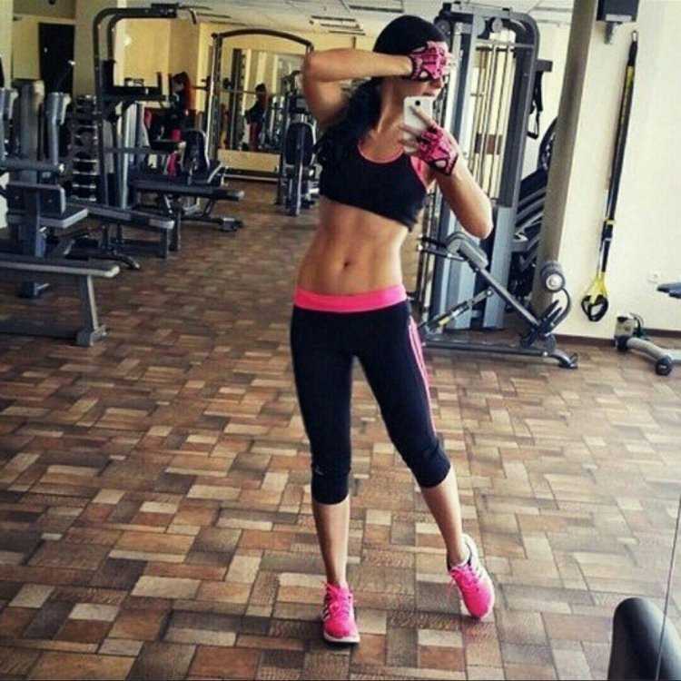 Девушка в спортзале со спины