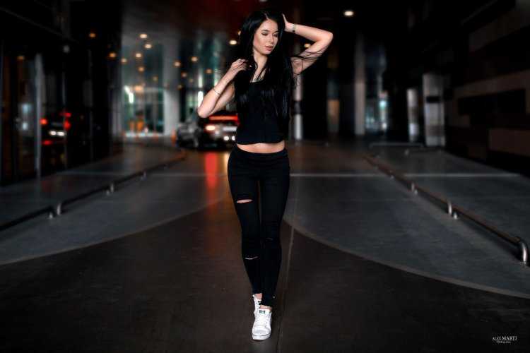 Брюнетки в спортивной одежде