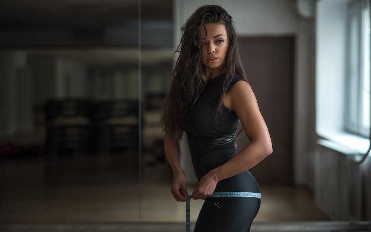 Спортивная брюнетка