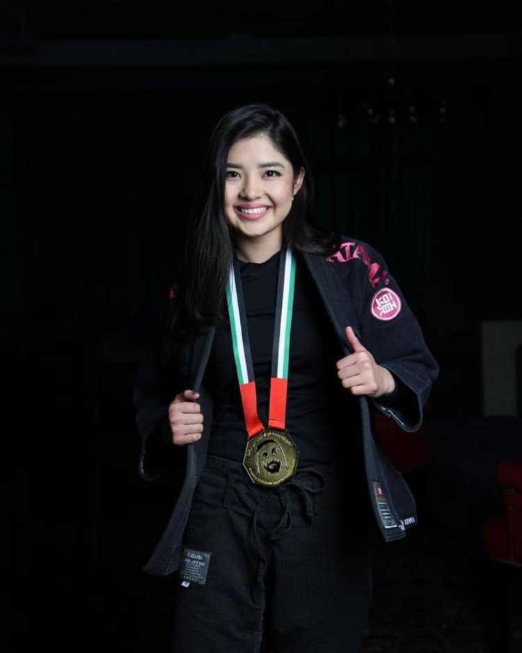 Азиатки с черными волосами