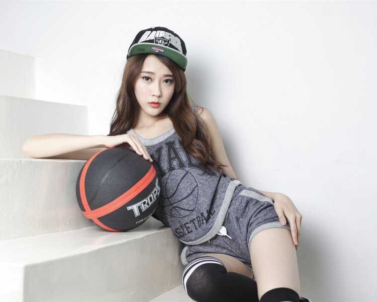 Азиатки в спортивных шортах