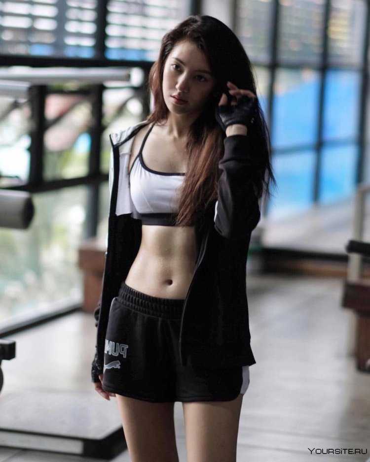 Кореянка в спортивной форме