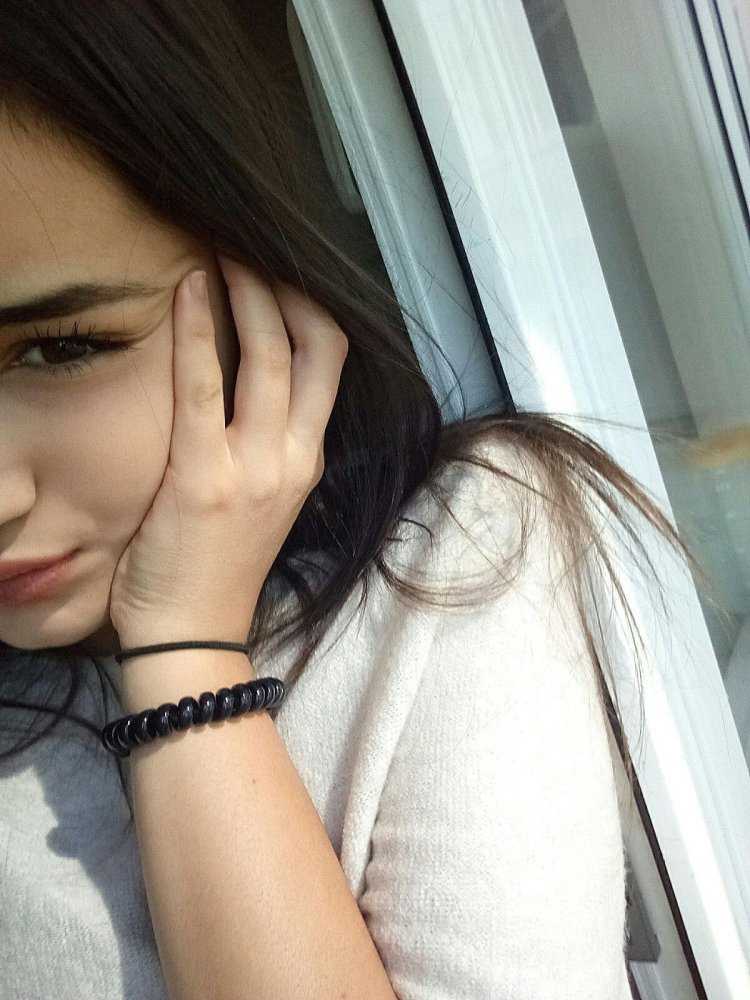 Стеснительная брюнетка67