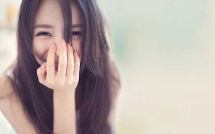 Девушка кореянка улыбается