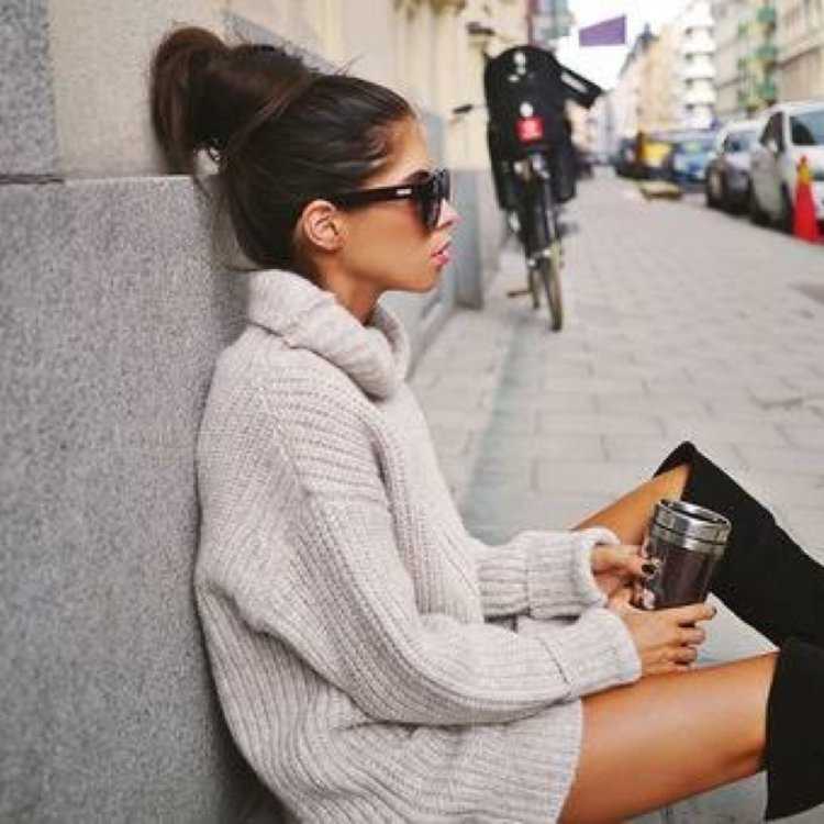 Стильная девушка боком