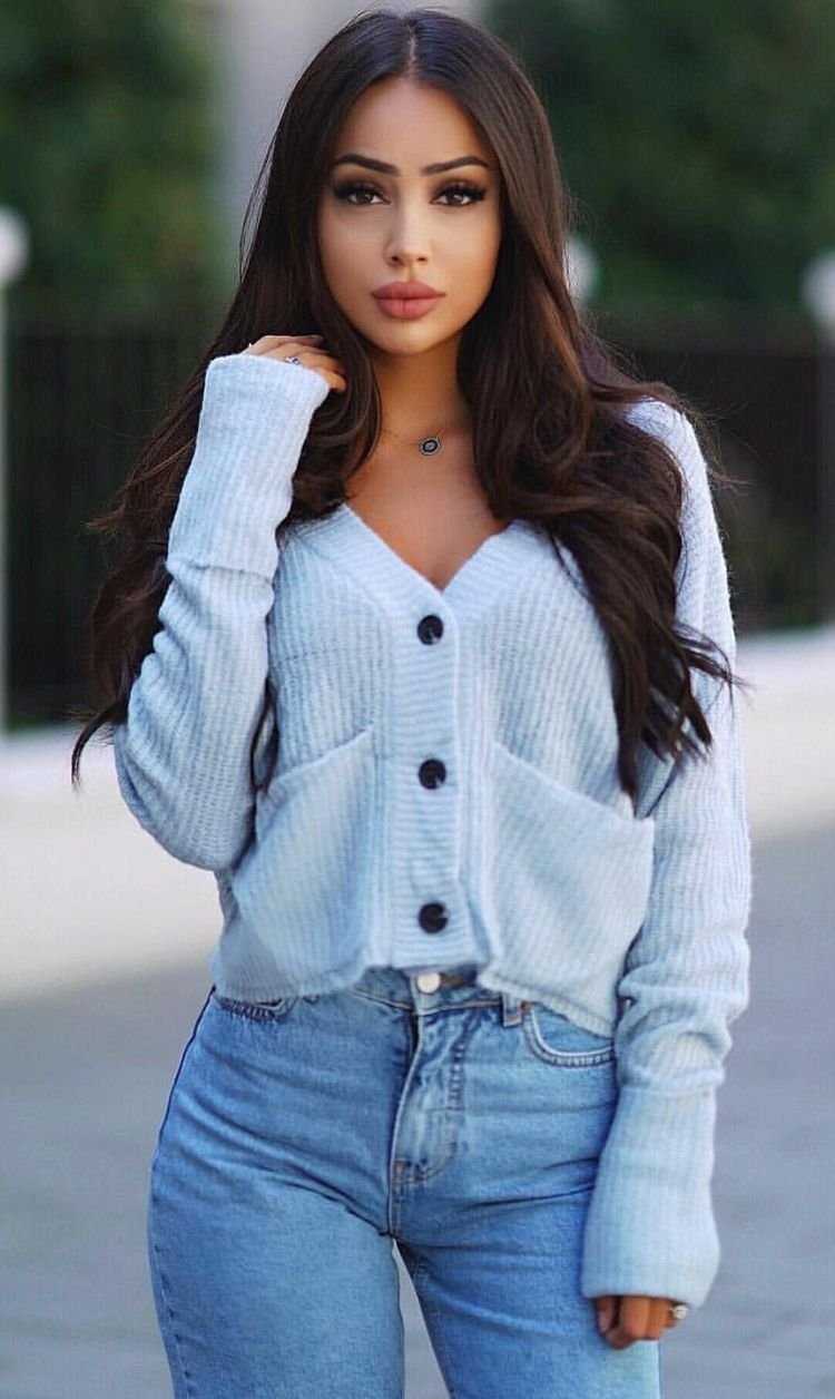 Стильная брюнетка