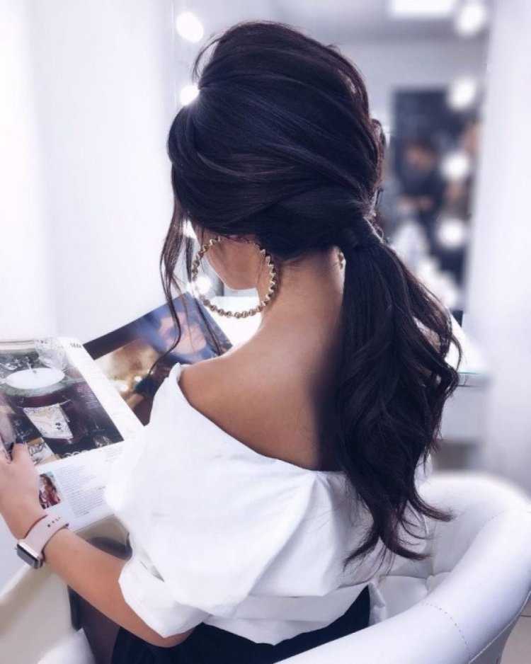 Брюнетка с боку