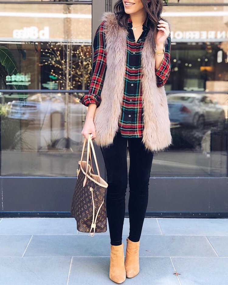Зимний повседневный образ меховой жилеткой длинной