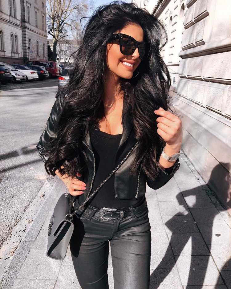 Дерзкая брюнетка