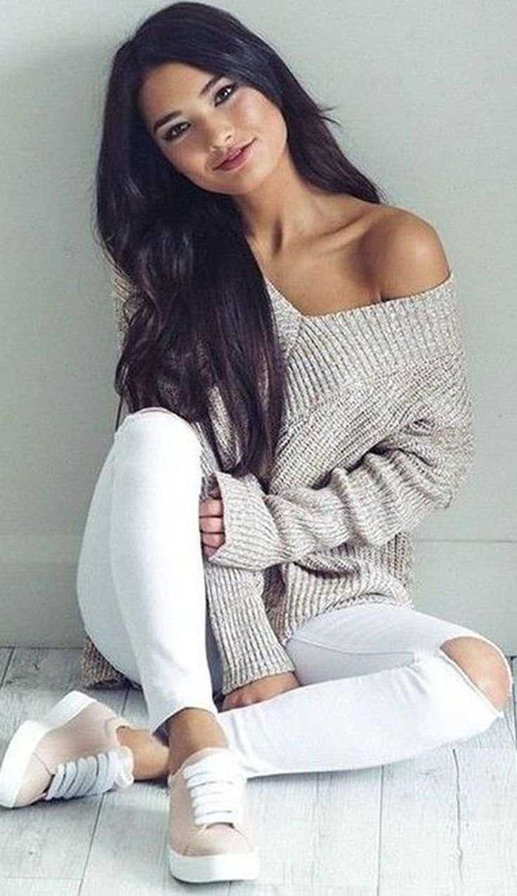 Брюнетка в свитере