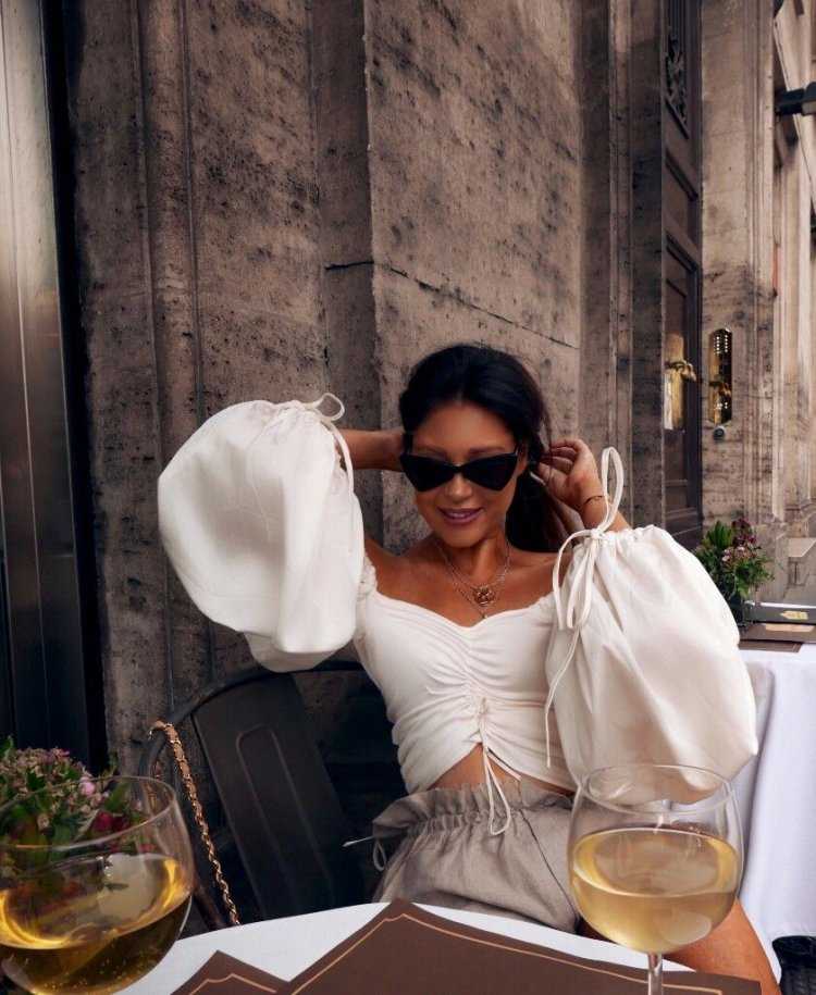 Завтрак стильно брюнетка