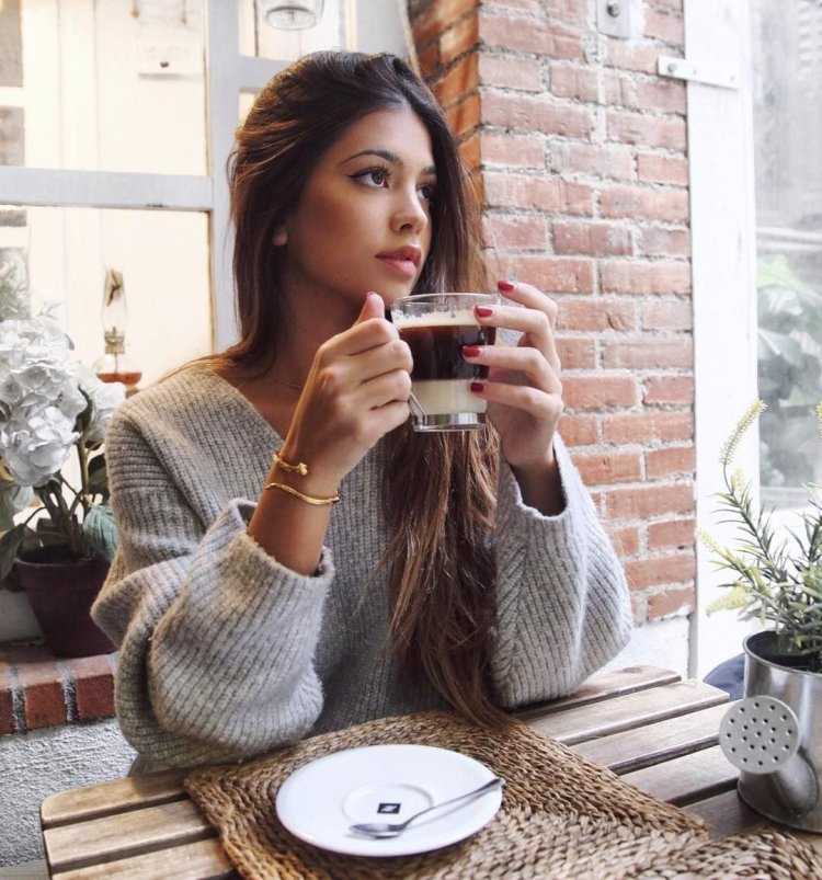 Девушка в свитере с кофе