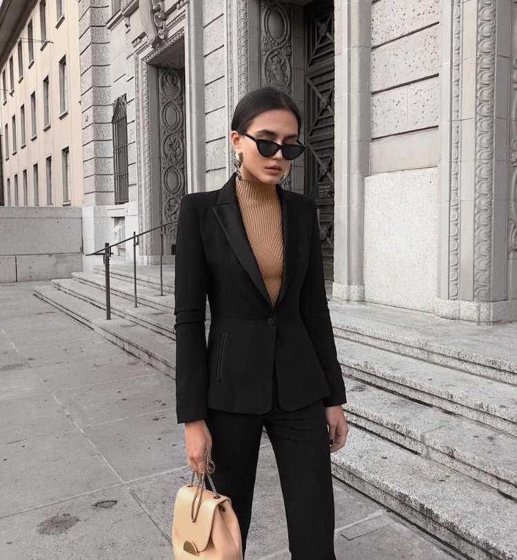 Строгий образ девушки