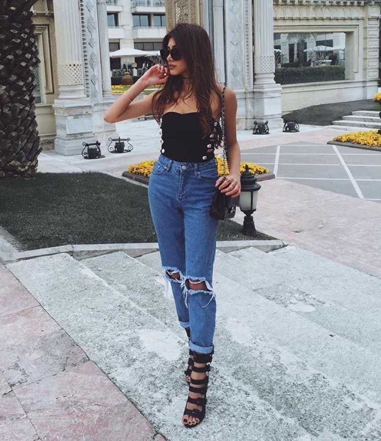 Стильные девушки брюнетки в джинсах