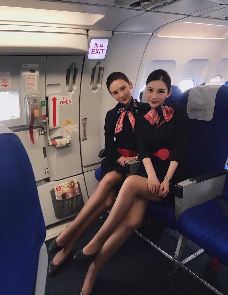 Стюардессы с длинными ногами