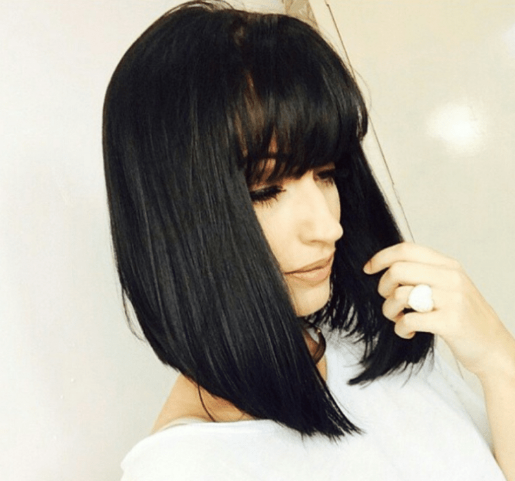 Удлинённое каре с чёлкой брюнетка