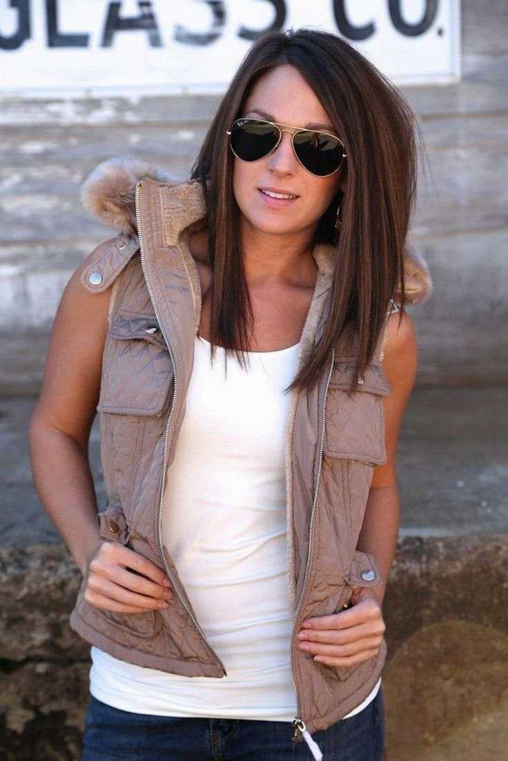 Удлиненное каре без челки брюнетки