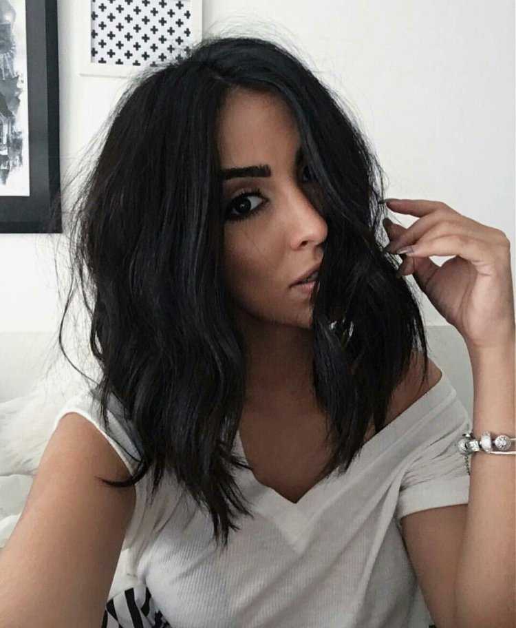 Черные волосы средней длины