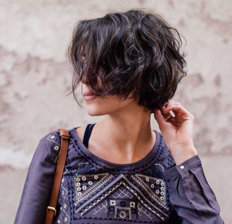 Боб Пикси каре на волнистые волосы