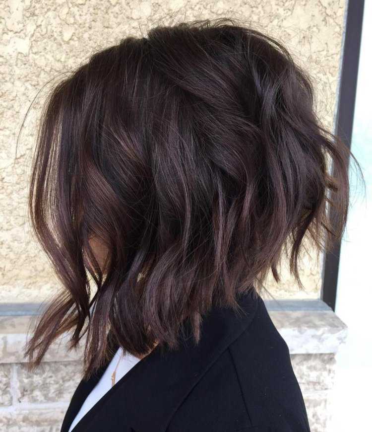 Удлинённый Боб градуированный на средние темные волосы