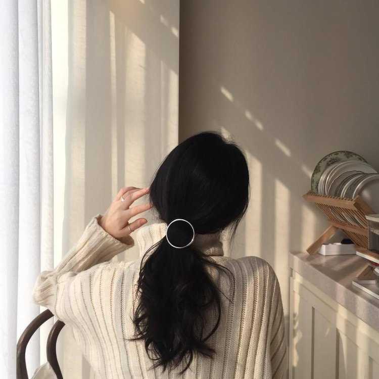 Брюнетка с челкой без лица