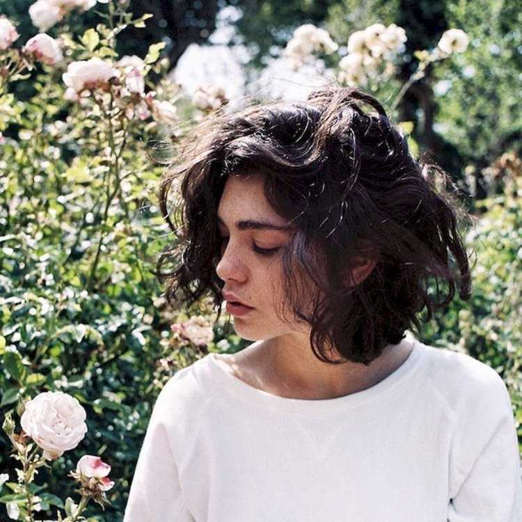 Кудрявые девушки с каре