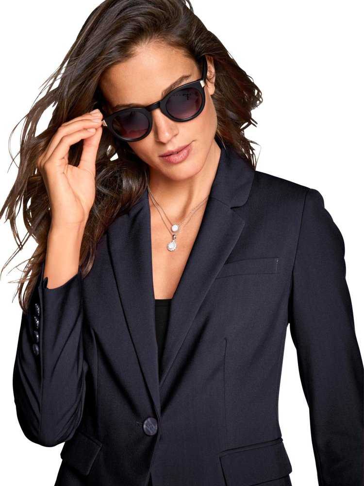 Девушка в деловом костюме