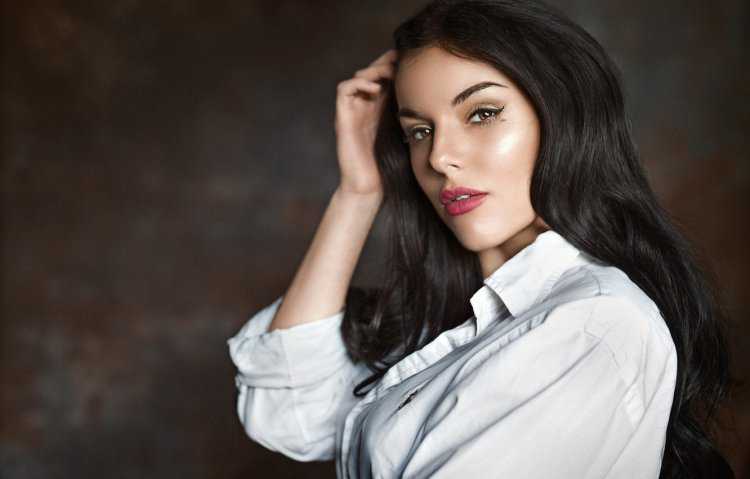 Модели брюнетки