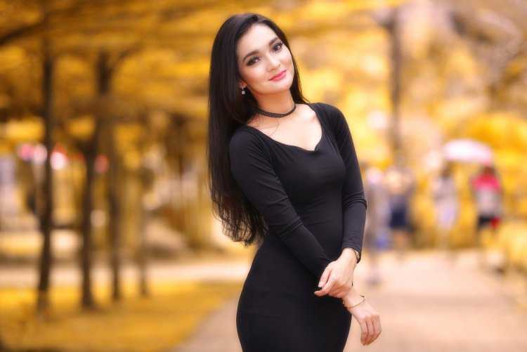 Брюнетка в платье