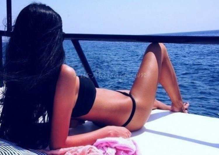 Брюнетка в купальнике со спины