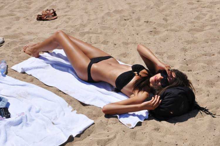 Брюнетка с челкой на пляже