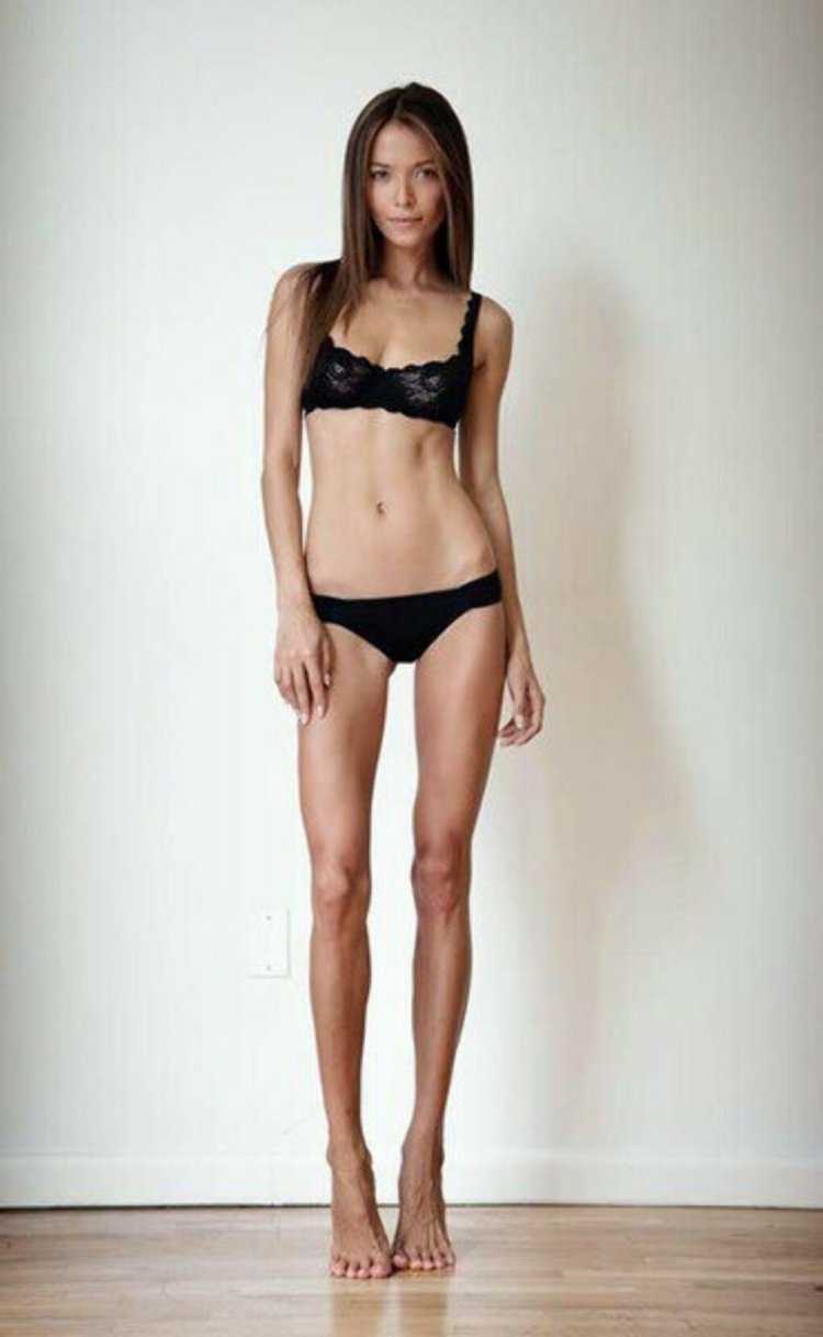 Худая девушка в полный рост