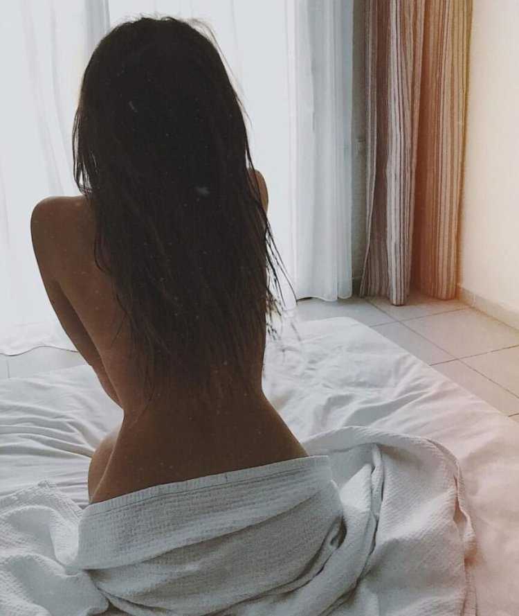 Брюнетка со спины