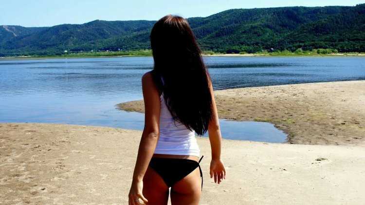 Стройная брюнетка сзади19