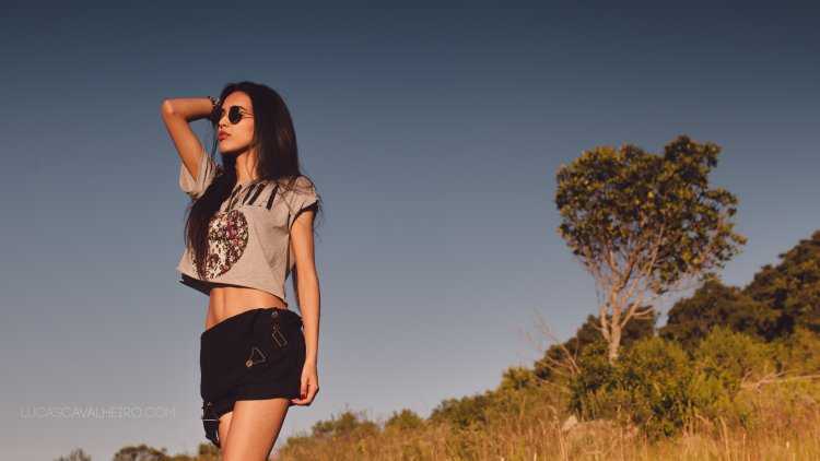 Брюнетка с длинными волосами в шортах