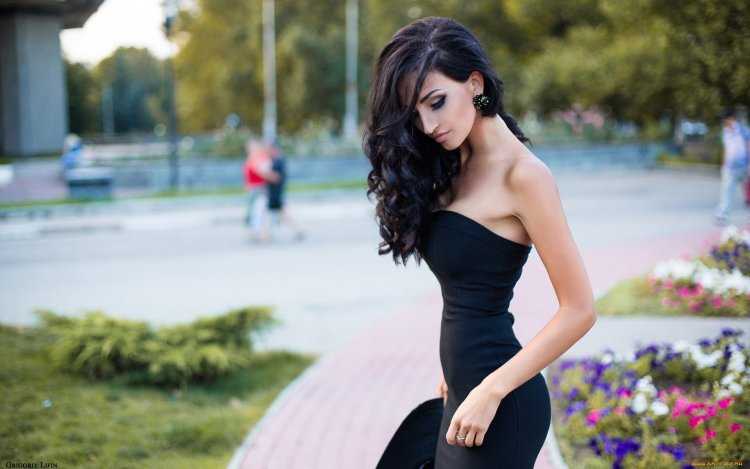 Брюнетка в красивом платье