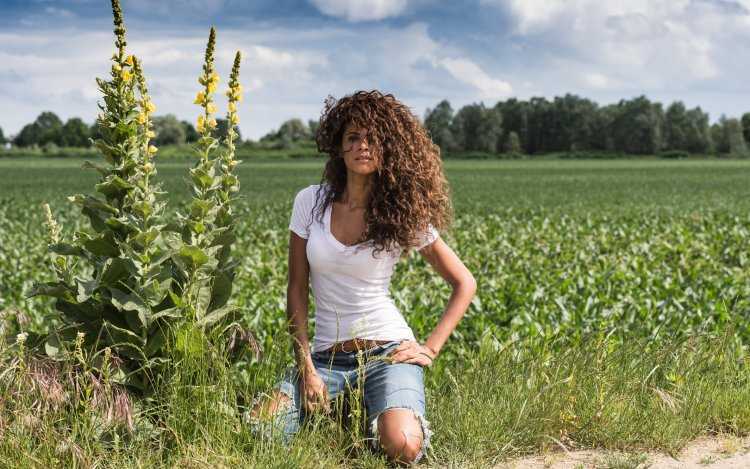 Девушка в поле