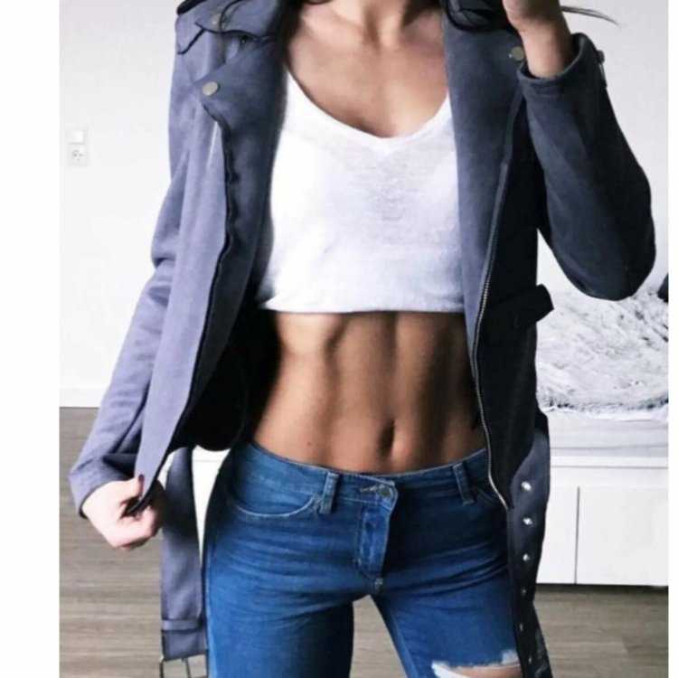 Худое тело девушки